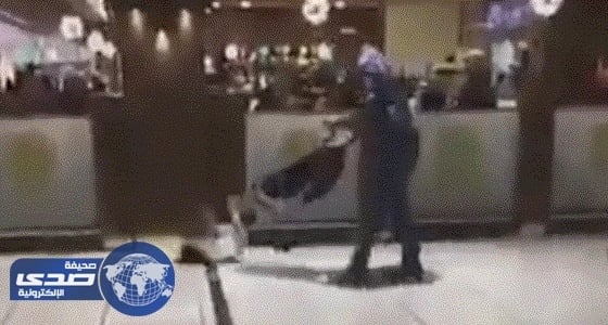 بالفيديو.. اعتداء وحشي على طفل داخل أحد المولات و " العمل " تتابع الواقعة