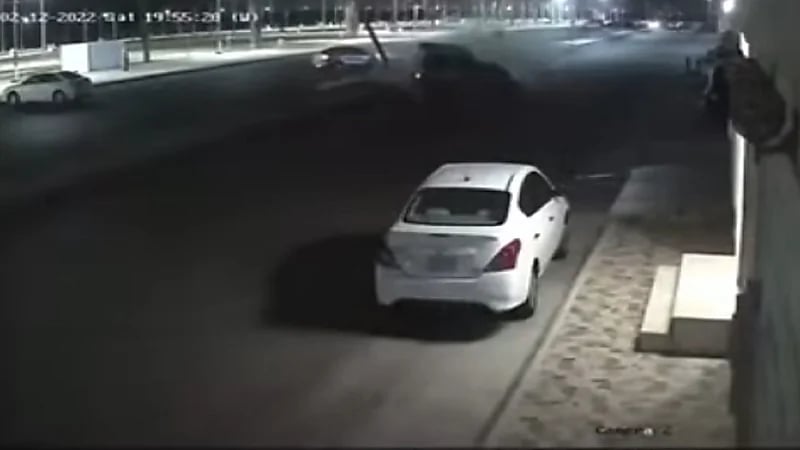 بالفيديو.. سقوط عامود إنارة إثر حادث مروع بين مركبتين بأحد طرق المملكة