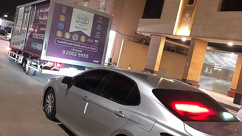 المرور يضبط قائدي شاحنتين قاما بالتعدي على الأرصفة