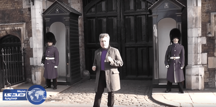 بالفيديو.. سائح يرقص أمام قصر الاسرة الحاكمة والحراس يٌعنفونه