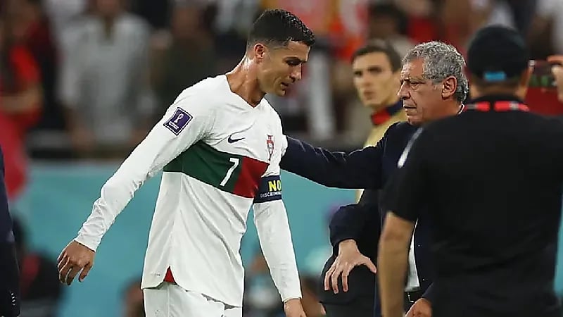 لاعبو البرتغال من بينهم رونالدو يرفضون شكر مدربهم