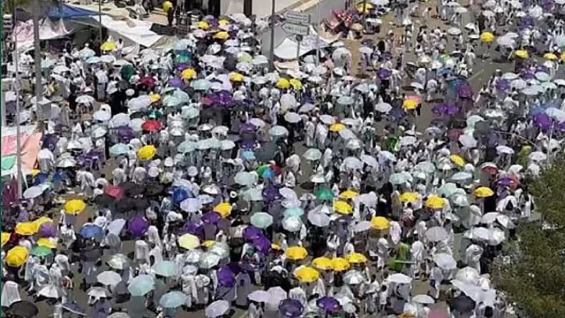 توافد الحجاج إلى مسجد نمرة لأداء صلاة الظهر والعصر جمعًا وقصرًا .. فيديو