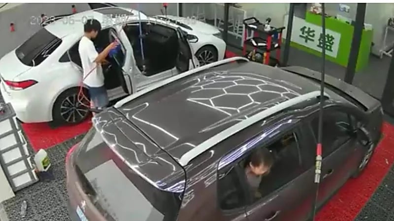 نجاة طفل بأعجوبة بعد إغلاق زجاج باب السيارة على رقبته.. فيديو