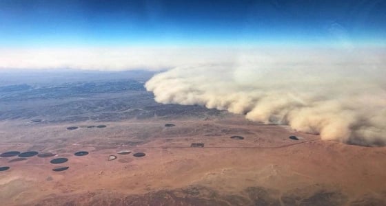 " طيار " يوثق مشهد العاصفة الرملية بـ " وادي الدواسر "