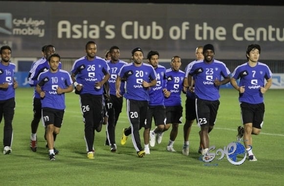 فنان تشكيلي يلون مئات الأشجار احتجاجا على قطع الأشجار