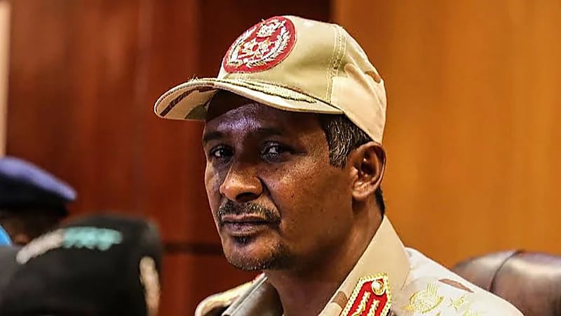 بالفيديو.. حميدتي يتجول في سيارة عسكرية لأول مرة منذ اندلاع اشتباكات السودان