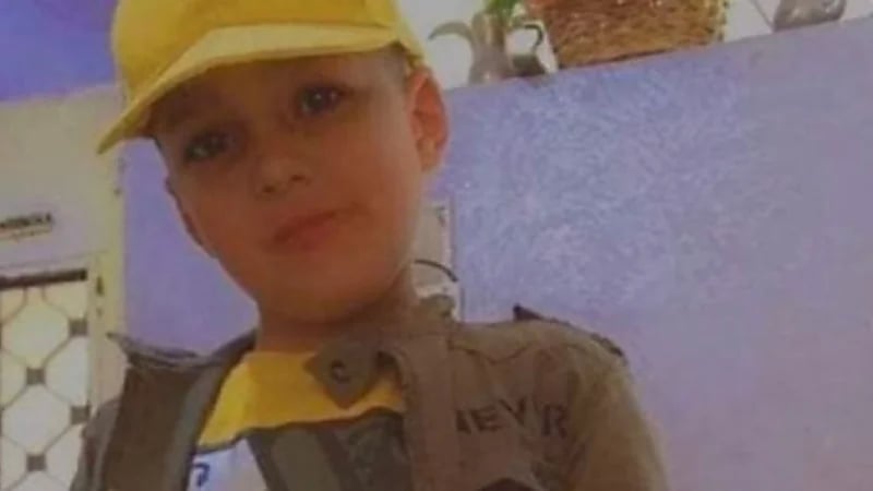 قصة وفاة طفل سقط من أعلى السطح وهو يشارك والده تعليق زينة رمضان