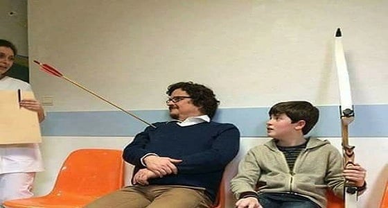 كوميديا سوداء..ابن يغرز سهما بكتف والده أثناء اللعب