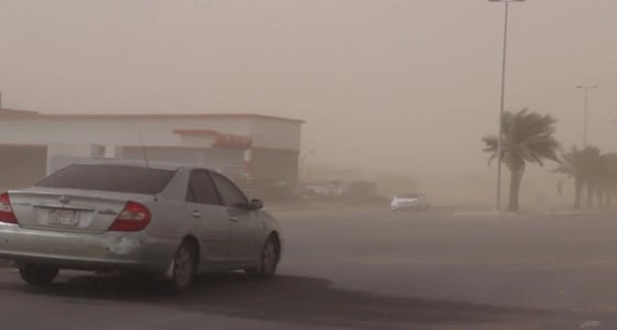 بالصور .. جازان تشهد موجات غبارية تعيق حركة المرور
