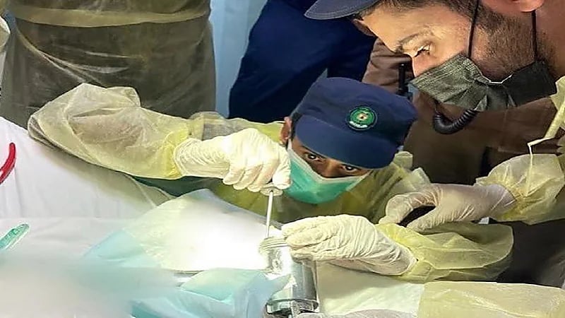 شاهد.. مدني الرياض يحرر يد طفلة علقت بفرامة