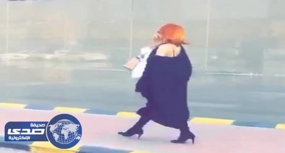 فيديو.. متشبه بالنساء يثير موجة غضب في أحد المولات بالأحساء