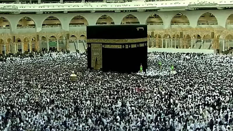 لقطات روحانية لجموع المصلين أثناء تأديتهم صلاة الفجر في الحرم المكي الطاهر