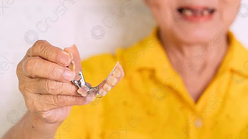 سيدة تبتلع طقم أسنانها وهي لا تشعر