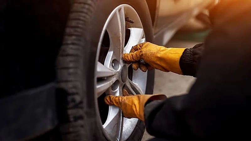 أسباب تسرب الهواء من إطار سيارتك