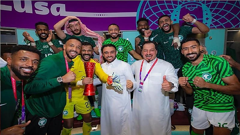 شاهد .. وزير الرياضة يغني مع لاعبي الأخضر فرحا بالفوز على الأرجنتين