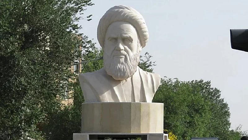 "الملالي" يعتقل شخصًا لتدميره تمثال الخميني