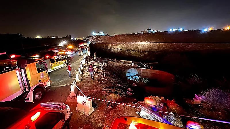 "الدفاع المدني" ينقذ شخصًا سقطت مركبته في بئر بخميس مشيط