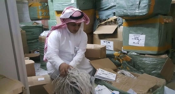 ضبط موقع سكني لتزوير العلامات التجارية للشواحن المتنقلة بجدة