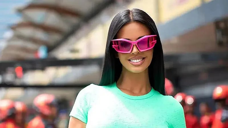 أجمل مشجعة في العالم تواجه الحظر على انستقرام