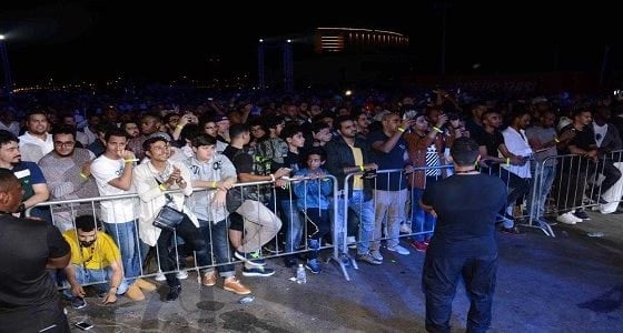 بالصور.. 10 آلاف شاب يتفاعلون مع الشاب خالد ونيللي بـ " جدة "