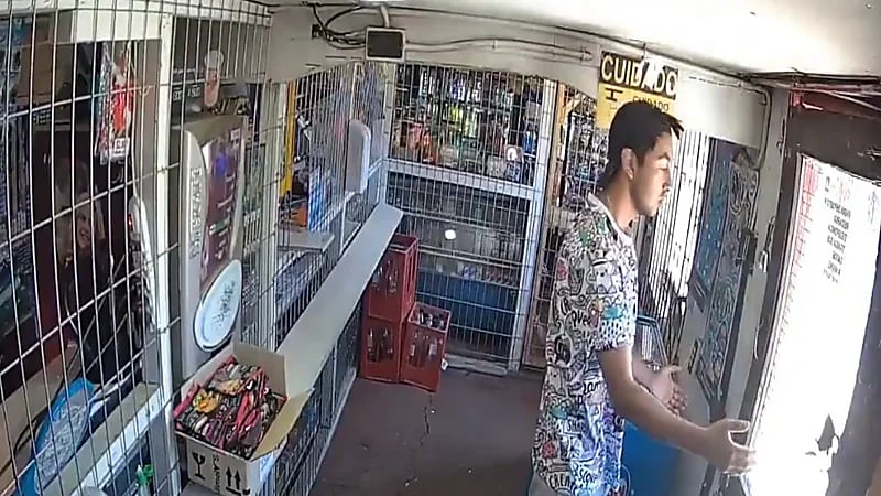 شاب متحرش يقع في شر أعماله بعد محاولة التحرش بصاحبة بقالة .. فيديو