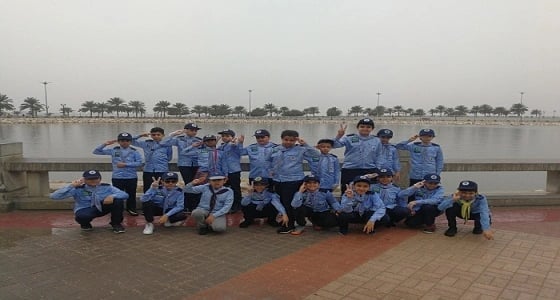 بالصور.. " أطفال " يدشنون حملة لتنظيف وتشجير الواجهة البحرية بالدمام