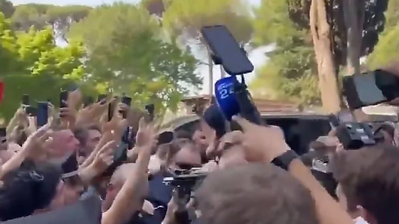 جماهير نابولي تستقبل دي بروين بحفاوة فور وصوله إلى إيطاليا ..فيديو