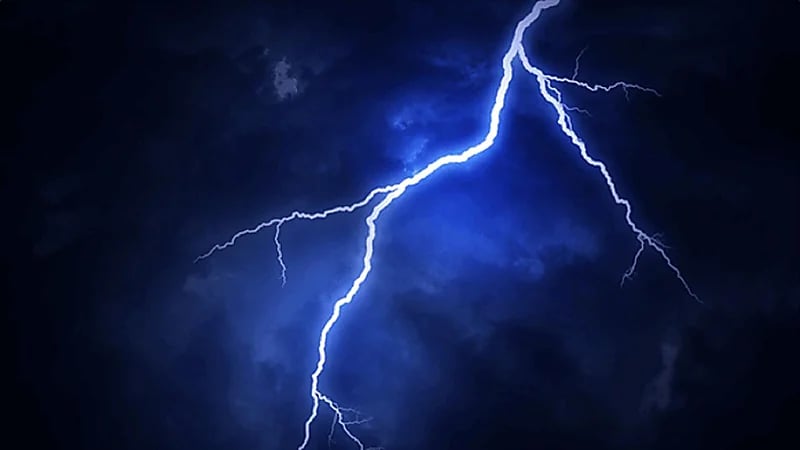 صاعقة رعدية تقتل مواطناً وتصيب مقيماً بفحو أضم