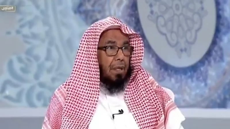 المطلق يوضح حكم لبس الرجال لساعة من الألماس "فيديو"