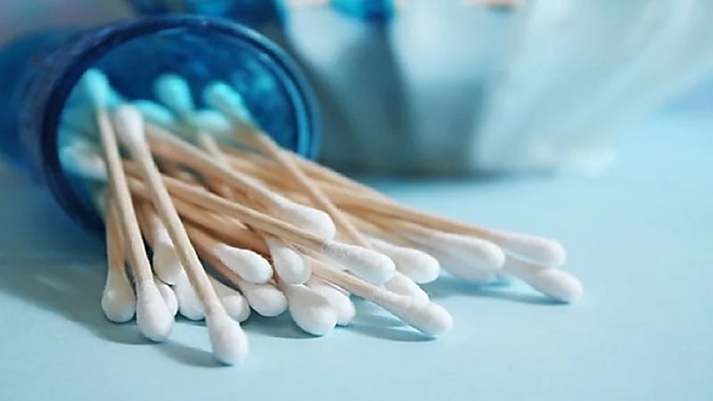 خطورة استخدام أعواد القطن لتنظيف أذنيك