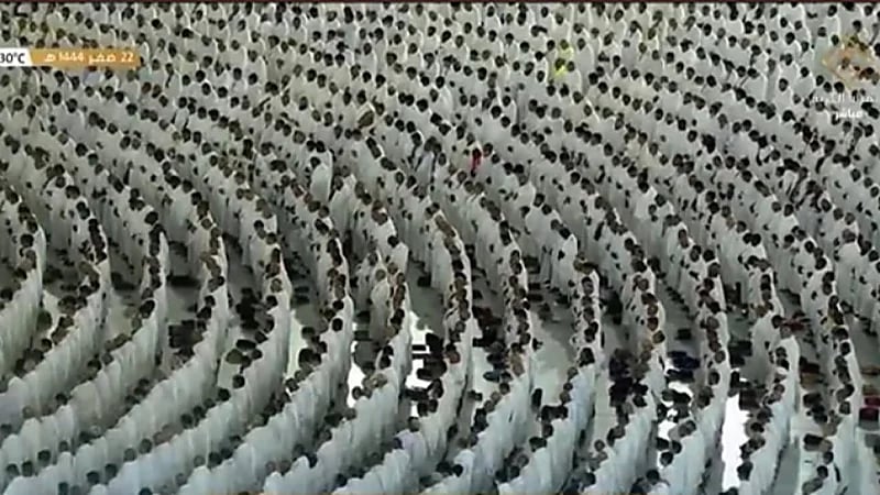 بالفيديو.. أداء المصليين الفجر في جنبات الحرم المكي