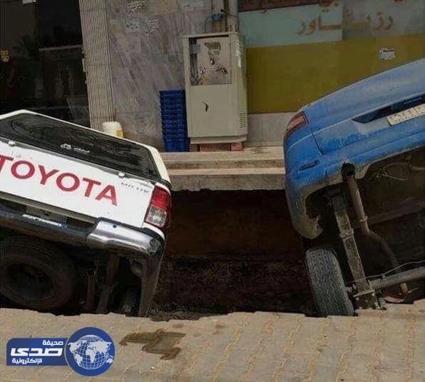 بالصور.. المدني يباشر سقوط سيارتين في بيارة صرف صحي بالمزاحمية