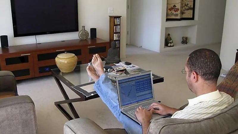 التوقيت المثالي لتناول وجباتك خلال العمل من المنزل