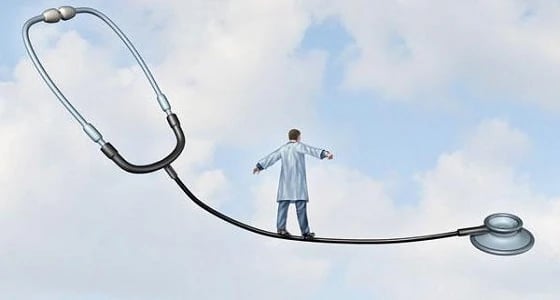 قصة طالب يحقق حلم والدته ويصبح طبيبا ليعالجها