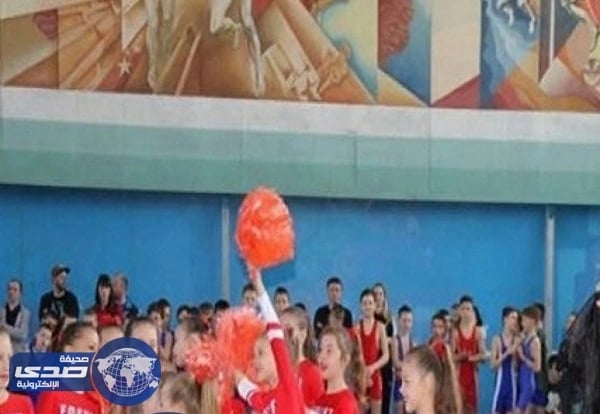 مغنية تُحيي حفل للأطفال " شبه عارية "