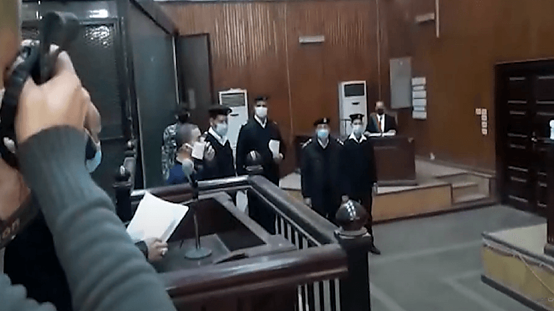 شاهد.. الظهور الأول لـ سفاح قتل زوجته و 3 آخرين في قفص المحكمة