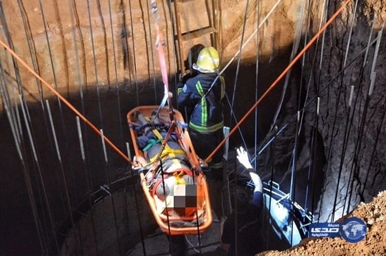 مدني حائل ينقذ حدثاً سقط بحفرة صرف صحي