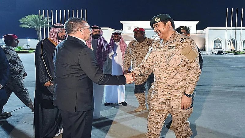 بالصور.. وزيرُ الدفاعِ الماليزي يغادرُ جدةَ