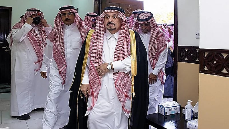 أمير الرياض يؤدي صلاة الميت على الأميرة الجوهرة بنت ممدوح ابن عبدالرحمن