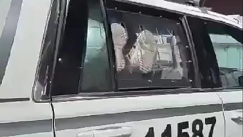 شاهد.. فتاة تحطم زجاج دورية أمنية بعد ضبطها برفقة شاب في وضع غير طبيعي