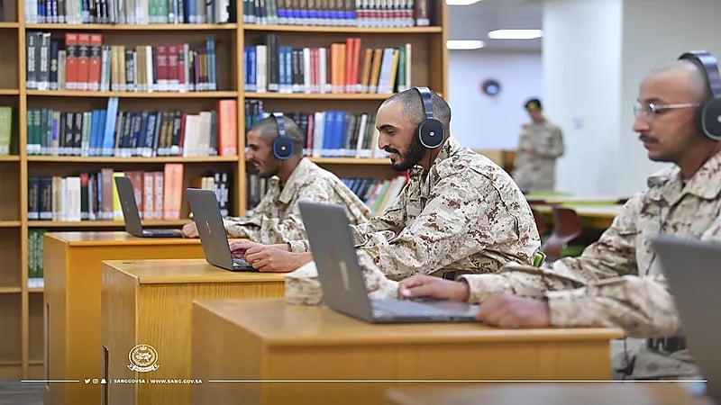 بالصور.. الطلبة المستجدين بكلية الملك خالد العسكرية يتواصلون مع ذويهم