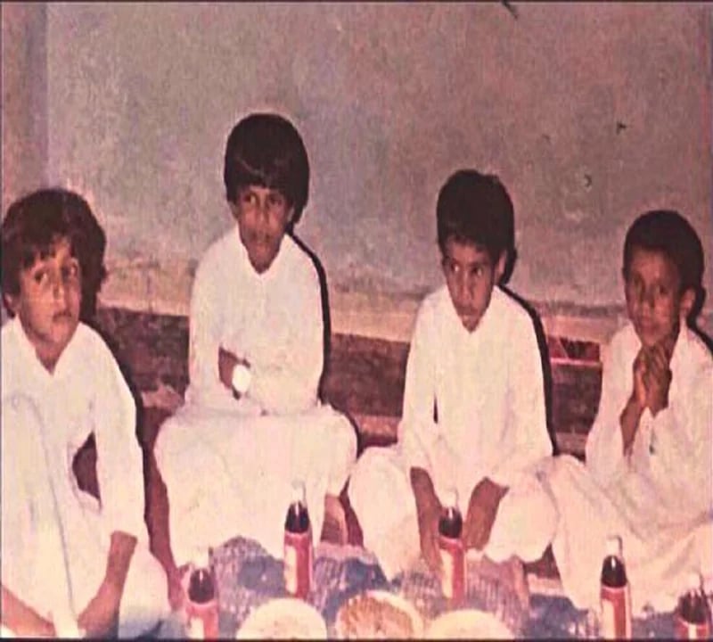 لقطة من احتفال أحد الطلبة بنجاحه