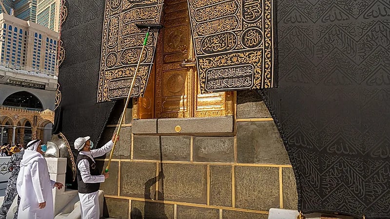 وكالة مجمع الملك عبدالعزيز تقوم بأعمال صيانة وتنظيف كسوة الكعبة المشرفة