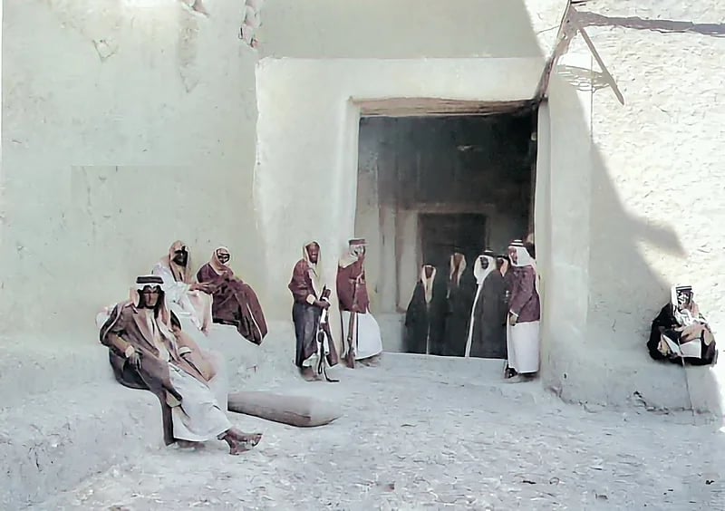 لقطة من أمام باب قصر الحكم بالستينات الهجرية