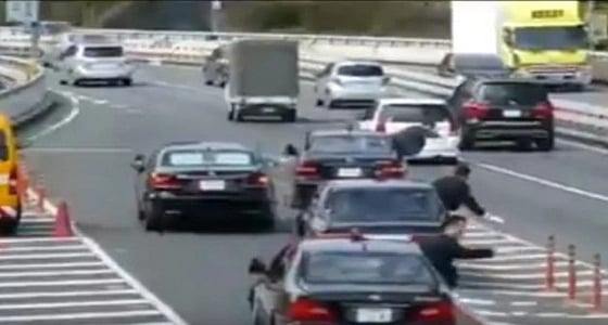 بالفيديو.. موكب رئيس الوزراء الياباني يثير سخرية رواد مواقع التواصل