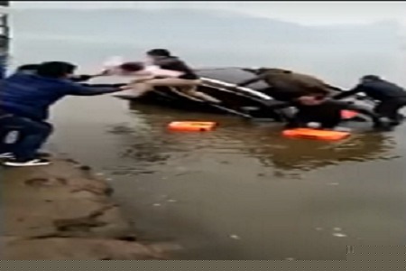 بالفيديو.. أب يتهور لإنقاذ ابنته من الغرق