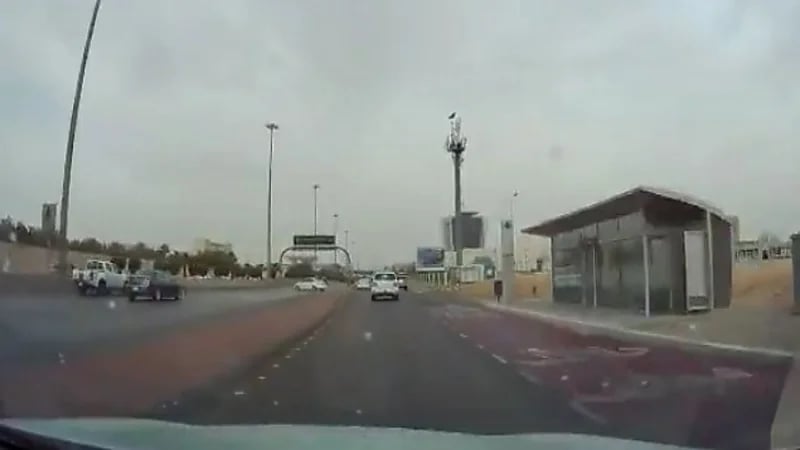 شاهد.. سائق متهور يمارس التفحيط على أحد الطرق بالرياض