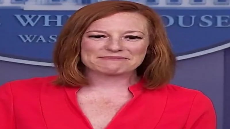 الناطقة باسم البيت الأبيض تتعرض لموقف محرج أثناء مؤتمر صحفي بسبب ذبابة "فيديو"