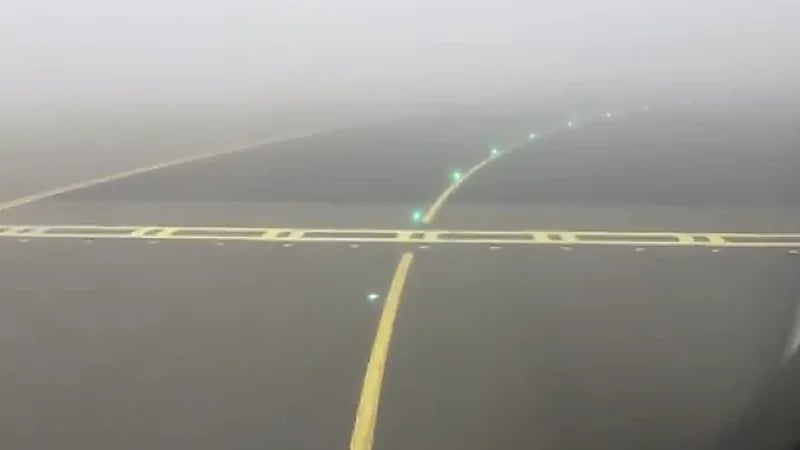بالفيديو ..  طيار يوضح ما يحدث في المطارات أثناء الضباب