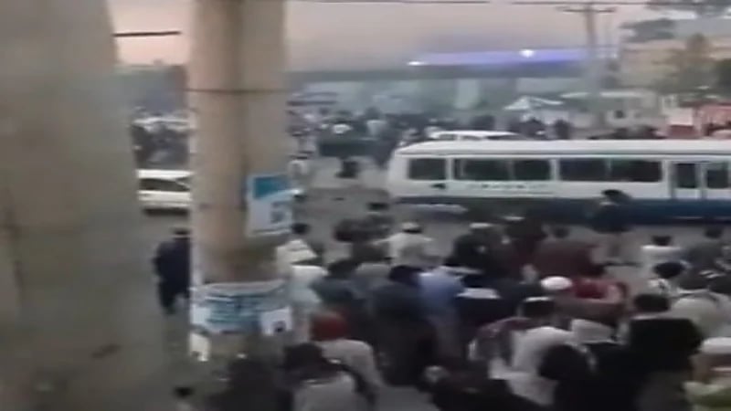 شاهد.. اندلاع حريق في مطار كابول بعد تبادل لإطلاق النار بين مسلحين والقوات الأمريكية